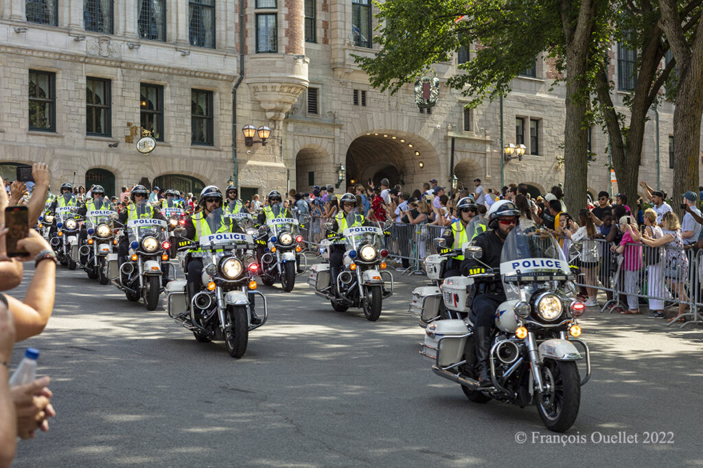 Les policiers à moto dirigent le convoi amenant le Pape dans le Vieux-Québec en 2022.