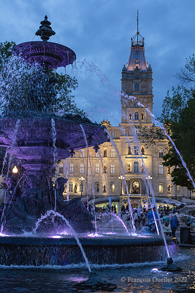 Fontaine de Tourny and the Quebec National Assembly building.