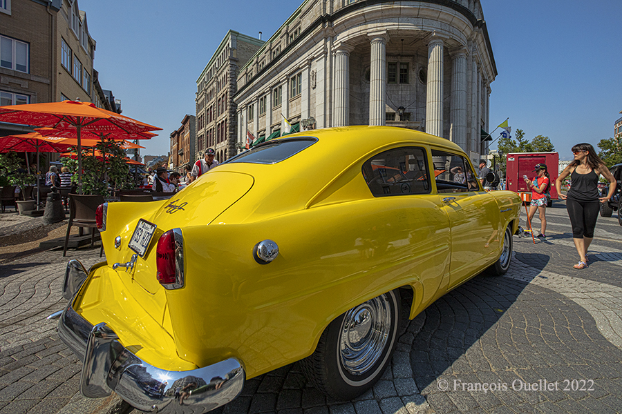 Une voiture ancienne Henry J Corsair De Luxe 1966 dans la Basse-Ville de Québec en 2022.