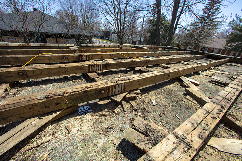 La vieille base en bois est découpée en sections et jetée.