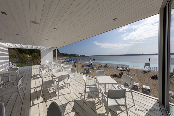 Terrasse surélevée à la station de la Plage, Québec.