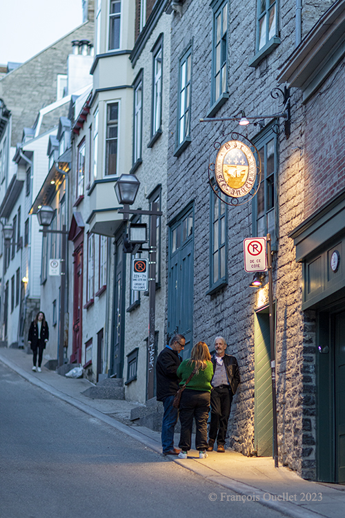 Le bar Ste-Angèle en soirée dans le Vieux-Québec