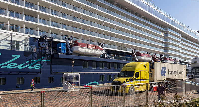 Hapag Lloyd and the Mein Schiff 6 in the Quebec harbour in 2023.