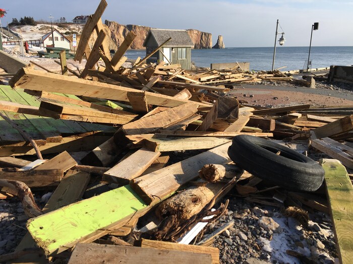 Damages caused by the movement of ice in Percé.