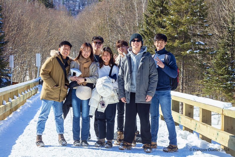 Students from Singapour visiting the Jacques-Cartier National Park during winter 2024