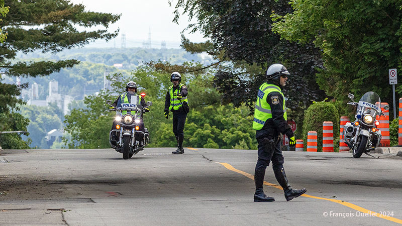 Police blocking the traffic in Sillery before the arrival of the GDPL cyclists.