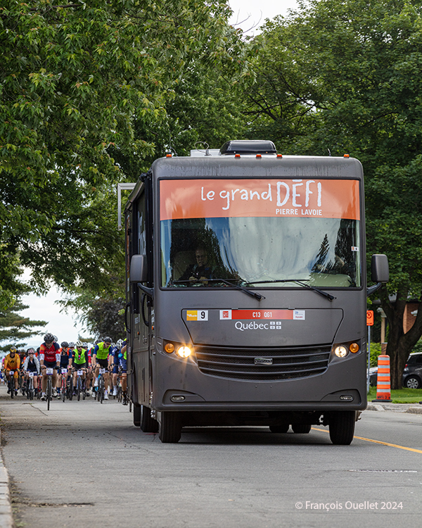 Cyclists arriving in Sillery at the Grand défi Pierre Lavoie 2024.