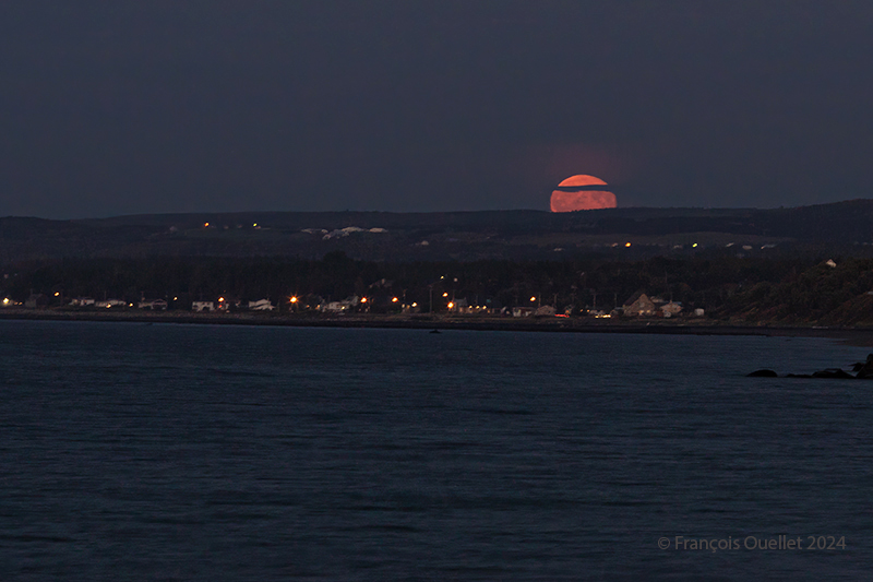 Pleine lune des moissons dans le ciel de Matane en 2024.