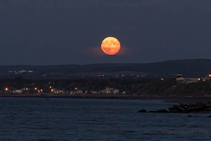 La pleine lune des moissons monte dans le ciel de Matane en septembre 2024.