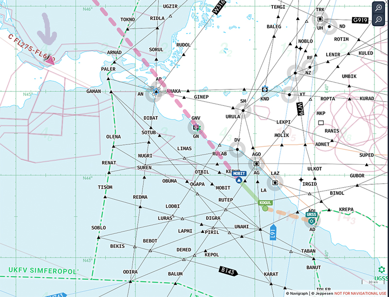 Le triangle rose indique la position de l'Antonov 225 arrivant au-dessus de la Crimée dans son vol vers la Russie et la Pologne.