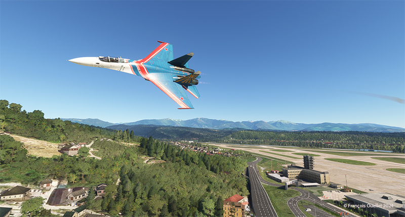 Un Sukhoi Su-27 fait une passe à basse altitude à l'aéroport de Sochi (USSR), Russie.