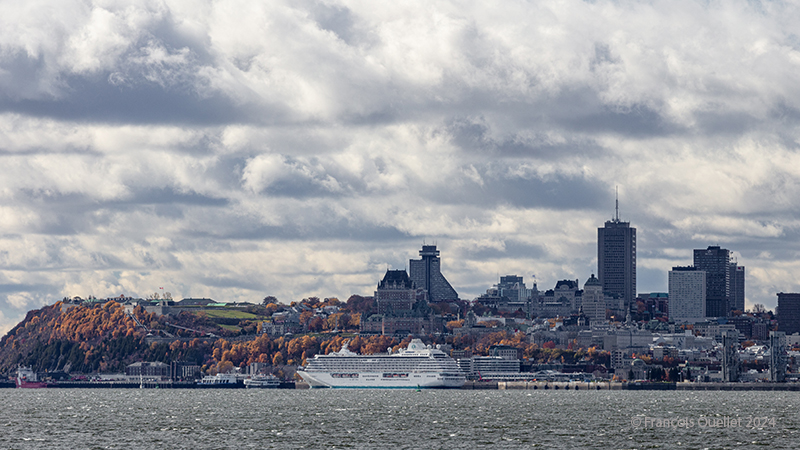 Navire de croisière et Château Frontenac en automne 2024