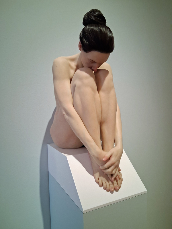 Femme assise, une sculpture hyperréaliste par Sam Jinks au MNBAQ en 2026.