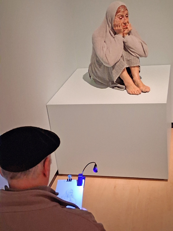 Un artiste dessine la sculpture de Marc Sijan au MNBAQ.