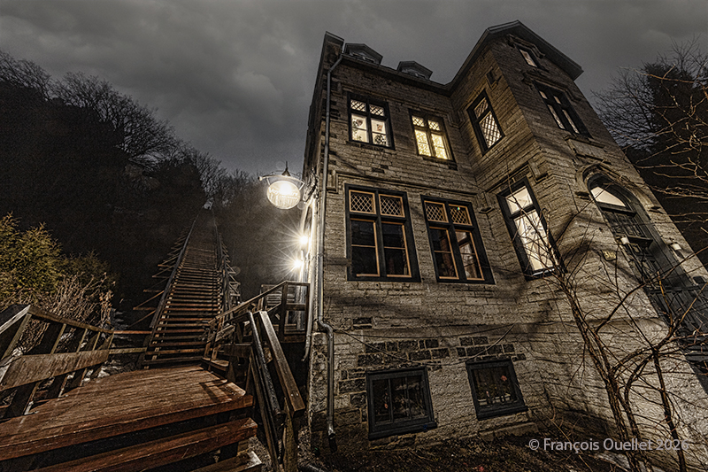 Photo style Lovecraft d'une résidence de Québec près de l'escalier du Cap-Blanc.