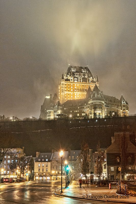 Le Château Frontenac en soirée avec des nuages bas au printemps 2026