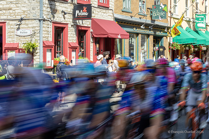 Les cyclistes passent en trombe sur la rue Saint-Louis dans le Vieux-Québec pour le GP Cycliste de Québec 2026.