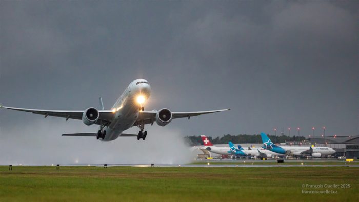 Air Canada 777-300ER au décollage de l'aéroport international Jean-Lesage de Québec.