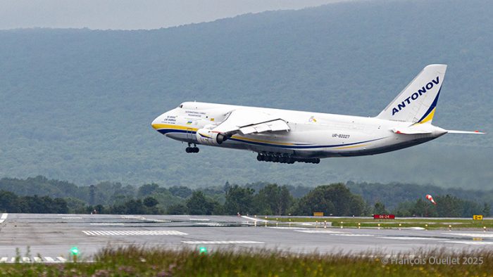 Antonov AN 124-100M au départ de l'aéroport international Jean-Lesage de Québec (CYQB) pour Harrisburg (KMDT) aux États-Unis.