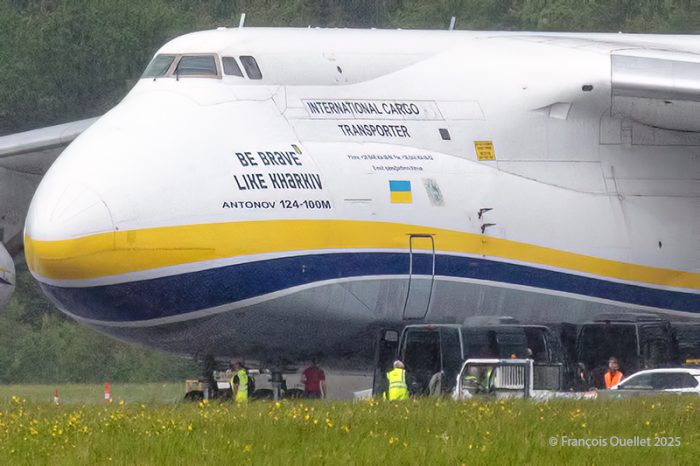 Antonov An 124-100M au sol à l'aéroport international Jean-Lesage de Québec (CYQB)