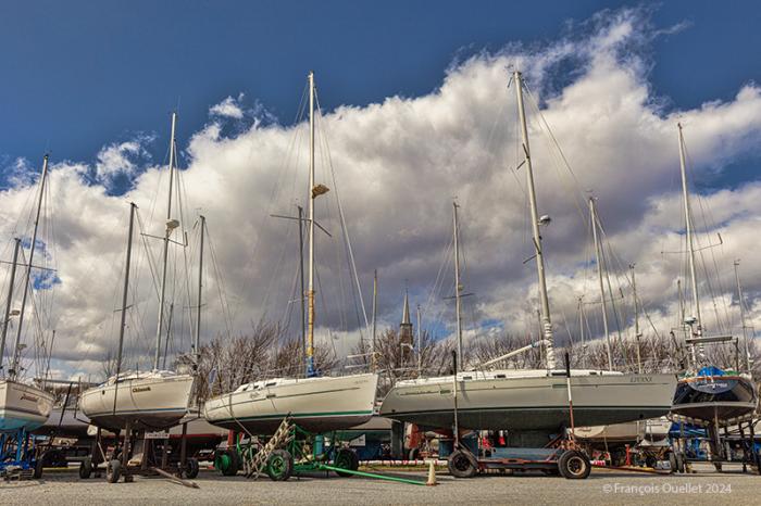 Bateaux à voile sur l'île d'Orléans au printemps 2024