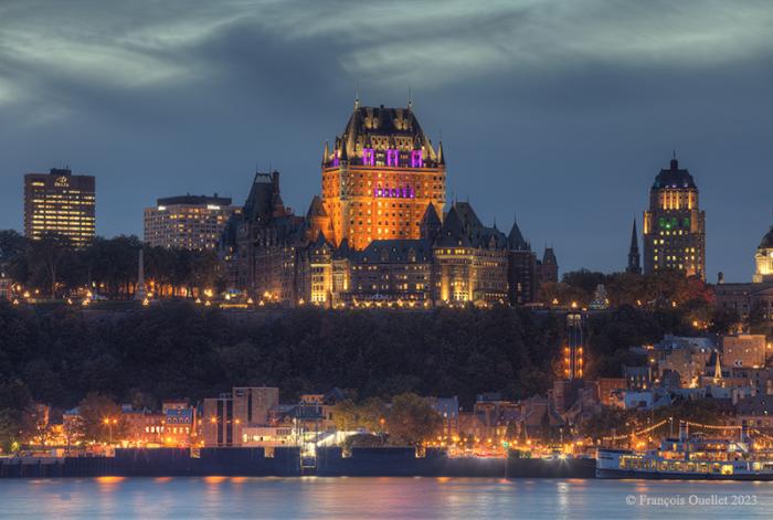 Le Château Frontenac et l'édifice Price à l'automne 2023.