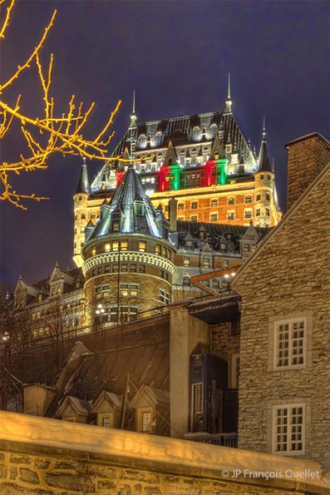 Photo HDR du Château Frontenac à Noël 2025 à partir de la Côte de la Montagne à Québec.