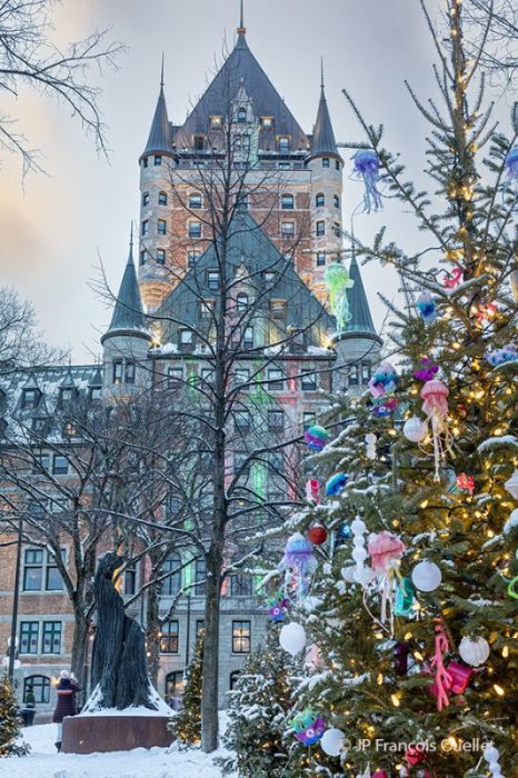 Le Château Frontenac durant la période des Fêtes dans le Vieux-Québec en 2025.