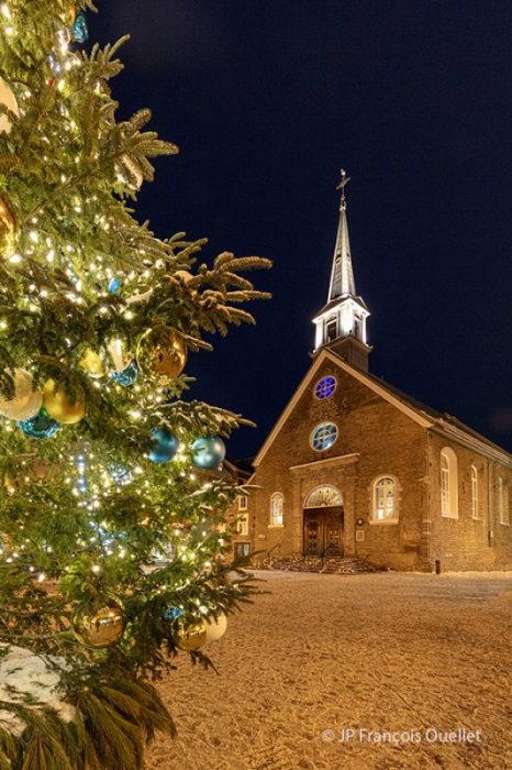 Église Notre-Dame-des-Victoires dans le Vieux-Québec durant les Fêtes
