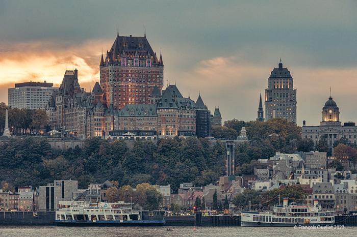 Le Château Frontenac vu de Lévis en soirée d'automne 2023