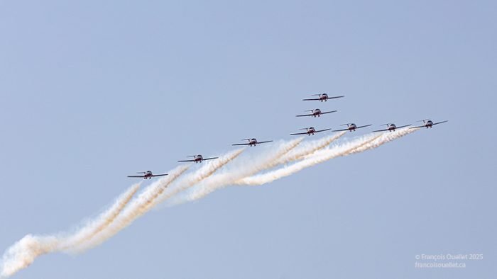 Les Snowbirds en formation approchent de la terrasse Dufferin à Québec.