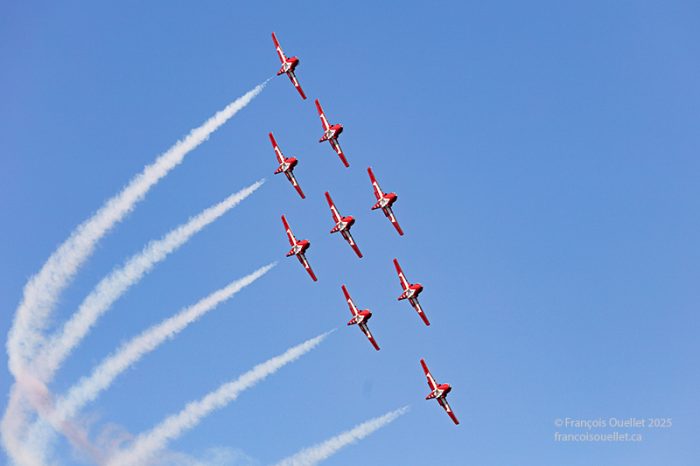 Les Snowbirds en formation au-dessus de Québec