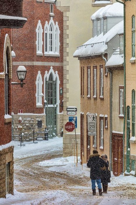 Des passants dans le Vieux-Québec à l'hiver 2025.