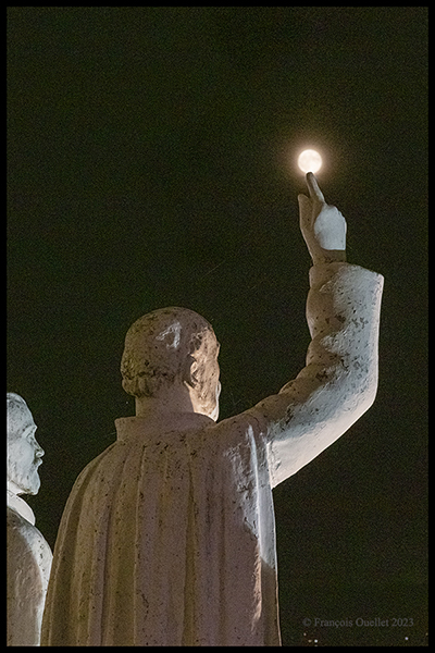 Pleine lune vue de l'Église St-Michel à Québec 2023