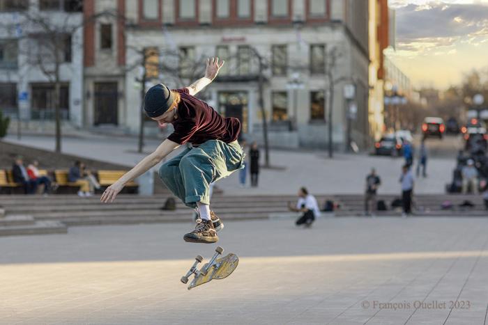 Skateboarding Place d'Youville en avril 2023
