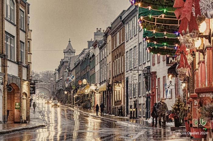 La rue Saint-Louis sous la pluie durant l'hiver 2024 à Québec.