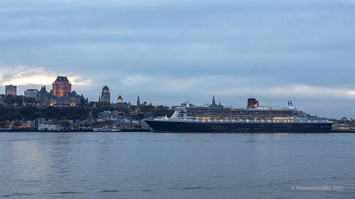 Le Queen Mary 2 et le Château Frontenac, automne 2023 à Québec.