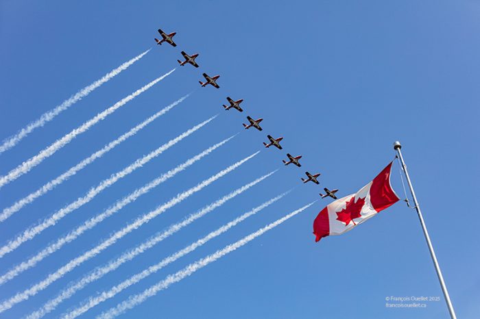 Les Snowbirds en vol et le drapeau du Canada sur la citadelle de Québec.
