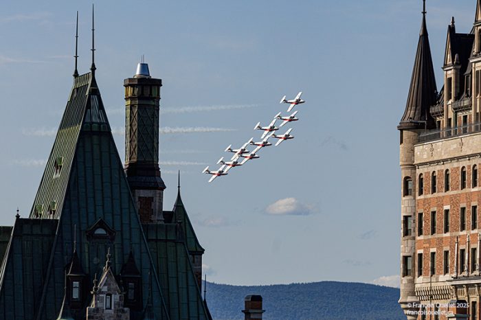 Vol en formation des Snowbirds près du Château Frontenac à Québec.