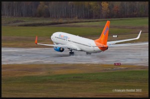 C-FLSW-Boeing-737-NG-Sunwing-airborne-from-Quebec-web      