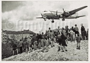 People-and-Berliner-Blockade-und-Rosinenbombers-aviation-postcard-copy            