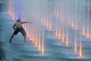 Playing-with-the-fountain-in-Quebec-City    